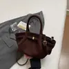 Novo modelo de outono de 2026, estiloso e elegante, alta-costura, bolsa de mão atraente, bolsa de balde de cor sólida da moda