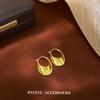 Hebilla de oreja de oro irregular simple 2024, nueva hebilla de oreja de nicho con diseño de temperamento de moda de personalidad exquisita que combina con todo