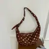 Bolso bandolera de lunares simple y elegante para mujer, principios de otoño, gran capacidad, retro, versátil, estilo perezoso, cuero suave, bolso tipo albóndiga para debajo del brazo