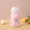 Botella de agua térmica temática de dibujos animados para niños, hecha de acero inoxidable 316 con tapa de botón y popote, una botella de regalo portátil para estudiantes, y personalizable con un logotipo