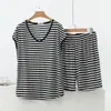 Pijama de verano fino de modal y pantalones de dormir, adecuados para usar al aire libre, conjunto holgado de talla grande para mujer, camiseta de rayas con cuello en V y conjunto de dos piezas de pantalones cortos