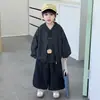 Conjunto de otoño para niño 2026 nuevo elegante y moderno ropa urbana para bebé chaqueta y sudadera para niño conjunto de tres piezas