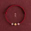 Pulsera de Hilo Rojo para la Suerte de la Flor de Durazno en el Año de Nacimiento, Pequeña Flor de Durazno Tejida a Mano, Versátil para Estudiantes Hombres y Mujeres, Pulsera de Cuentas de Buena Suerte para Parejas