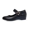 Venta al por mayor de zapatos de mamá primeriza de primavera y otoño, zapatos de mujer de tacón medio grueso de una sola capa, zapatos de mujer de suela suave, zapatos de trabajo de mediana edad con hebilla para mujer.
