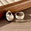 Aretes de aro de lujo ligero estilo europeo y americano con elemento de seda fruncida para mujer, vintage, combinables con todo, sensación cool, aretes de diseño nicho, accesorios para las orejas