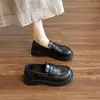 Mocasines de mujer estilo británico 2026 nuevos otoño sin cordones zapatos de mujer zapatos de cuero negro planos versátiles para mujer