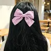 Lindos pasadores de tela para el cabello para mujer, con diseños de lunares, moños, malla y cuadros. Estos accesorios para el cabello incluyen pinzas de resorte, pasadores pequeños y pinzas para coleta.