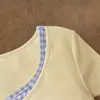 Camiseta de Manga Larga a Cuadros Patchwork Estilo Coreano con Cuello en U para Mujer, Nueva Dulce y Picante Ajustada Adelgazante para Principios de Primavera 2026