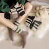 Calcetines al por mayor, calcetines de mujer, otoño e invierno, calcetines hasta media pantorrilla, medias gruesas y cálidas, calcetines transpirables absorbentes del sudor para estudiantes, medias para todo tipo de combinaciones.
