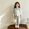Conjunto de Lã Forrado para Meninas Outono e Inverno Estilo Coreano Tendência Novo Desenho Animado Moletom de Manga Longa Calça Jogger Conjunto Elegante de Duas Peças