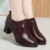 Zapatos de Salón Individuales Estilo Británico para Mujer Tacón Medio Zapatos Pequeños de Piel Otoño 2026 Estilo Nuevo Piel Suave Cómodos Antideslizantes Resistentes al Desgaste Aumentadores de Altura Zapatos para Madre
