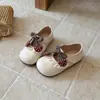 Zapatos Casuales Versátiles de Moda para Niñas 2026 Primavera/Verano Nuevos Zapatos de Princesa Calados de Punta Cerrada Planos de Suela Suave con Cordones