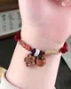Pulseira de Fio Vermelho com Caroço de Pêssego Segura do Ano Zodiacal para Homens Mulheres Bebês Crianças Amuleto Tecido para Afastar Assustador Velho Madeira de Pêssego Fio de Mão