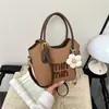 Colección Otoño/Invierno 2026: Diseño elegante y con estilo, de un solo hombro, moderno, color liso, vintage, simple, texturizado, de mano, bandolera, bolso pequeño cuadrado