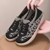 Primavera de 2025 Novos Populares Tênis de Treino Alemães Estampa de Leopardo Moda Casual Sapatos Femininos Solado Macio Leve Sapatos de Tecido Old Beijing Solado Plano