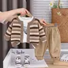 2026 Novo Conjunto de Roupas de Outono para Meninos Estilo Coreano Infantil Suéter Elegante Cardigã Conjunto de Três Peças Roupas Infantis Primavera e Outono Atacado