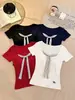 Camiseta de manga corta a rayas de bloques de color con pajarita, cuello cuadrado para mujer, corte ajustado, que realza la figura, top básico con un diseño único, moderno y elegante