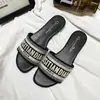 Pantuflas de Exterior para Mujer 2026 Nuevas Sandalias de Deslizamiento Planas de Moda Versátiles Pantuflas Marca D Sandalias con Letras Bordadas