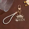 Accesorio de llavero con colgante de letra de corona de diamantes completos estilo europeo y americano, accesorio para bolsa cool de hip-hop, rap, baile callejero