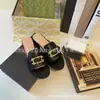 G Home 2025 Nuevo Verano Cabeza Redonda Elegantes de Moda de Una Correa con Hebilla de Caballo de Metal Chanclas Casuales Lujo Ligero para Mujer