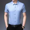 Camisa de Manga Curta Masculina Nova de Verão Meia Manga Tamanho Grande Solta para Meia-Idade Camisa com Padrão Similar à Seda