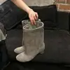 Botas de tornozelo únicas em estilo retrô com rebites para mulheres, apresentando bico redondo, salto grosso e um design de salto baixo, um novo estilo moderno para 2026, com acabamento em camurça