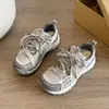 Tênis dad respirável em malha com blocos de cor para mulheres, novo modelo de verão 2026, leve, versátil, com sola grossa, sapatos esportivos casuais únicos