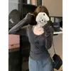 Una generación de resorte de pelo y hilo de otoño de encaje de lazo de terciopelo costura U-cuello manga larga camiseta mujer top ajustado delgado