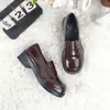 Sapatos uniformes para mulheres, novo modelo outono 2026, sapatos estudantis de bico redondo, estilo japonês versátil doce salto médio grosso sapatos pequenos de couro JK