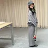 Conjunto casual de dos piezas para niña de otoño: top gris holgado y pantalones casuales a rayas, pantalones de pierna ancha nuevos, traje casual de moda, moderno