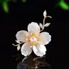 Moderna Broche de Flor de Concha de Perla de Agua Dulce de Lujo Ligero Elegante Versátil Pasador de Solapa Accesorio para Traje