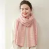 Novo cachecol 100% puro cashmere com um design meticulosamente trabalhado, macio, leve e durável. É um lenço estiloso e versátil, perfeito para usar ao ar livre e te manter aquecido(a).