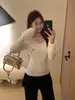 Suéter de Punto Color Blanco Roto con Puño de Encaje y Felpa con Lazo para Mujer 2026 Otoño e Invierno Ajuste Delgado Camisa Base Dulce Top