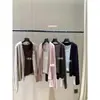 Conjunto de Dos Piezas para Mujer: Cárdigan de Punto Versátil Dulce de Una Sola Botonadura + Top sin Mangas Ajustado. Conjunto Elegante para Principios de Otoño.