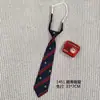 Gravata JK Listrada Vermelha e Dourada Estilo Japonês para Homens e Mulheres, Camisa Estilo Academia com Gravata Borboleta Pequena para Estudantes, Não Precisa Amarrar