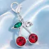 Exquisito colgante de cereza con incrustaciones de diamantes, efecto de goteo de aceite, llavero de fruta realista, accesorios decorativos DIY para bolsos