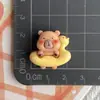 Accesorios de resina de animal capibara marrón anillo de natación tarjeta de biberón pinza para el pelo funda de teléfono móvil llavero agujero accesorios para zapatos