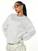 Camiseta listrada color block de manga comprida, best-seller transfronteiriça europeia e americana para mulheres, gola redonda, ombro caído, corte solto, estilo curto, top básico casual