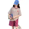 Conjunto de Verão para Meninas 2026 Casual Estilo Coreano Listrado Floral Manga Curta Shorts Conjunto de Duas Peças Crianças Médias e Grandes Transfronteiriço