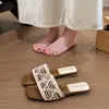 Estilo de hada con sandalias de verano antideslizantes de moda 2026, pantuflas planas plateadas de suela blanda para mujer, sandalias de una tira para exteriores