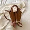 Mini súper caliente bolsa pequeña cruzada para mujer 2026 nuevo mini nicho otoño e invierno exquisita sensación de alta gama para niñas bolsa tipo sobre rojo
