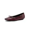 Interior y exterior de piel de oveja completa, diseño de lazo transpirable ahuecado, zapatos bajos de cuero genuino poco profundos con punta cuadrada cómodos para el otoño de 2026 para mujer