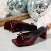 Chinelo Feminino Tamanho Grande de Bico Quadrado para Uso Externo, Estilo Estrangeiro de Bico Aberto com Laço, Uma Tira, Salto Alto Grosso