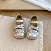 Zapatos Mary Jane de piel para niña con puntera plisada, doble tira y hebilla de lazo, suela suave, zapatos de princesa poco profundos en tres colores