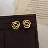 Anillo Retorcido Chapado en Oro Real Pendientes de Nicho de Alta Gama Diseño Simple de Moda Temperamento Pendientes Versátiles para el Día a Día