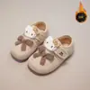 Sapatos Birkenstock para Meninas Outono/Inverno 2025 Novo Estilo Forrados com Lã Quentes Sapatos de Algodão para Crianças Solado Macio Antiderrapante Sapatos de Algodão Hello Kitty para Bebês Meninas