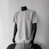 Camiseta curta de manga curta estilo americano, resistente, com detalhes de rebites e ombreiras, para homens, com design cool e moderno, top casual de nicho