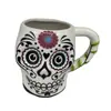 Taza de calavera de cerámica