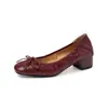 Sapatos femininos de corte baixo, feitos de couro bovino de primeira camada com saltos grossos, novo modelo de outono, couro genuíno por dentro e por fora, bico redondo, laço, sapatos de salto médio