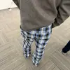 Por que essas calças de sarja azul xadrez bordadas, um estilo fino de verão para homens e mulheres, calças fitness estilo americano, calças atléticas de perna reta ligeiramente flare, são tão populares?
